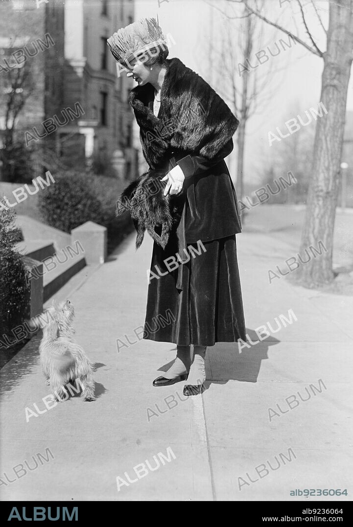 HARRIS & EWING. Countess De La Greze, 1918. From 1920: 'Countess Jean de la Greze, daughter of Charles Steele, member of the firm of J.P. Morgan & Co...is reported to have won a divorce from her husband in the French courts'. Eleanor Herndon Steele divorced three of her husbands. She married Count Jean de la Greze in 1910, Dr. Louis Debonnesset in 1920, and H. Hall Clovis in 1930. She married Emmet P. Reese, her fourth and final husband, in 1941.
