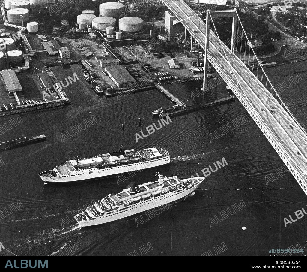 Göteborg 1971-04-16 - Stena Line - Flygbild - Möte under Älvsborgsbron - En sessa på väg mot Danmark och en Stena-färja på ingång mot Stenpiren *** Local Caption *** GT . KAMERAREPORTAGE.