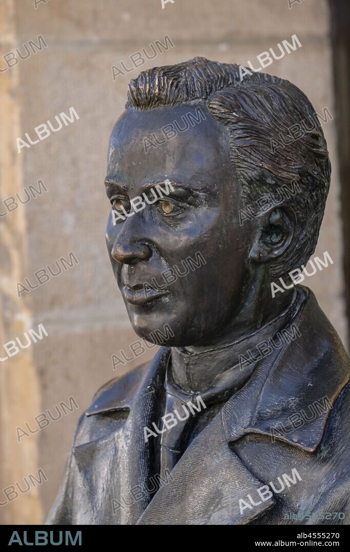 Antonio Machado Ruiz, hijo adoptivo de la ciudad de Soria, estatua sedente obra de Pablo Serrano, Soria, Comunidad Autónoma de Castilla, Spain, Europe.