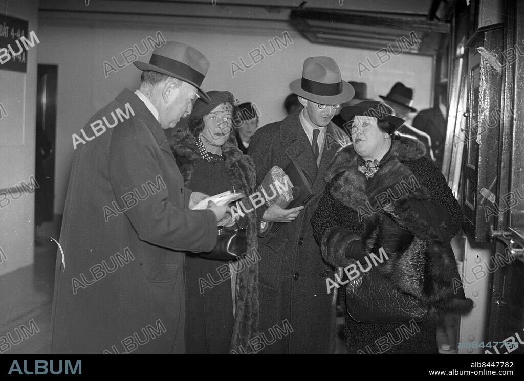 Göteborg - 1937-03-31 - Förnämt folk ombord på passagerarfartyg - det är sångerskan Inga-Lill Söderman som kommer hem från långkryssning - fr v: Bankdirektör H. Mannheimer - Inga-Lill Söderman - Bertil Mannheimer och fru Greta Söderman - *** Local Caption *** GT Låda 1937-mars-01. KAMERAREPORTAGE.