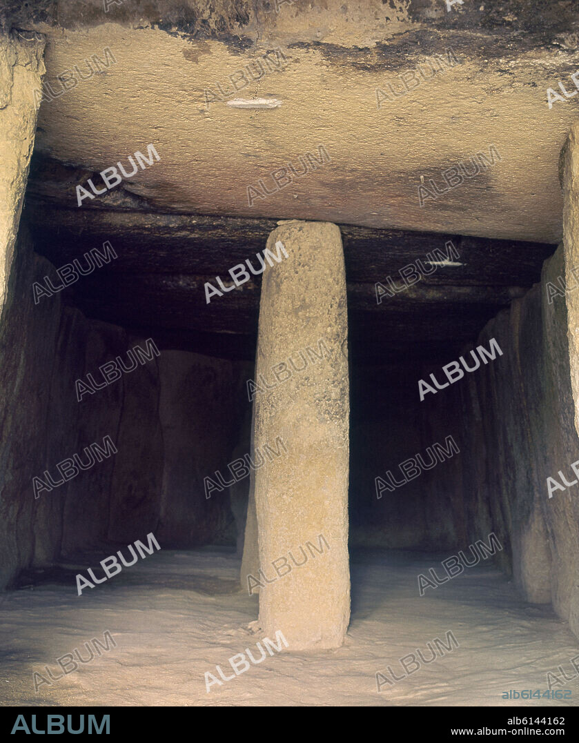 AUTOR LIBRE 01307. VISTA DEL INTERIOR DEL DOLMEN DE LA CUEVA DE LA MENGA - CAMARA FUNERARIA PRECEDIDA DE UN AMPLIO CORREDOR.