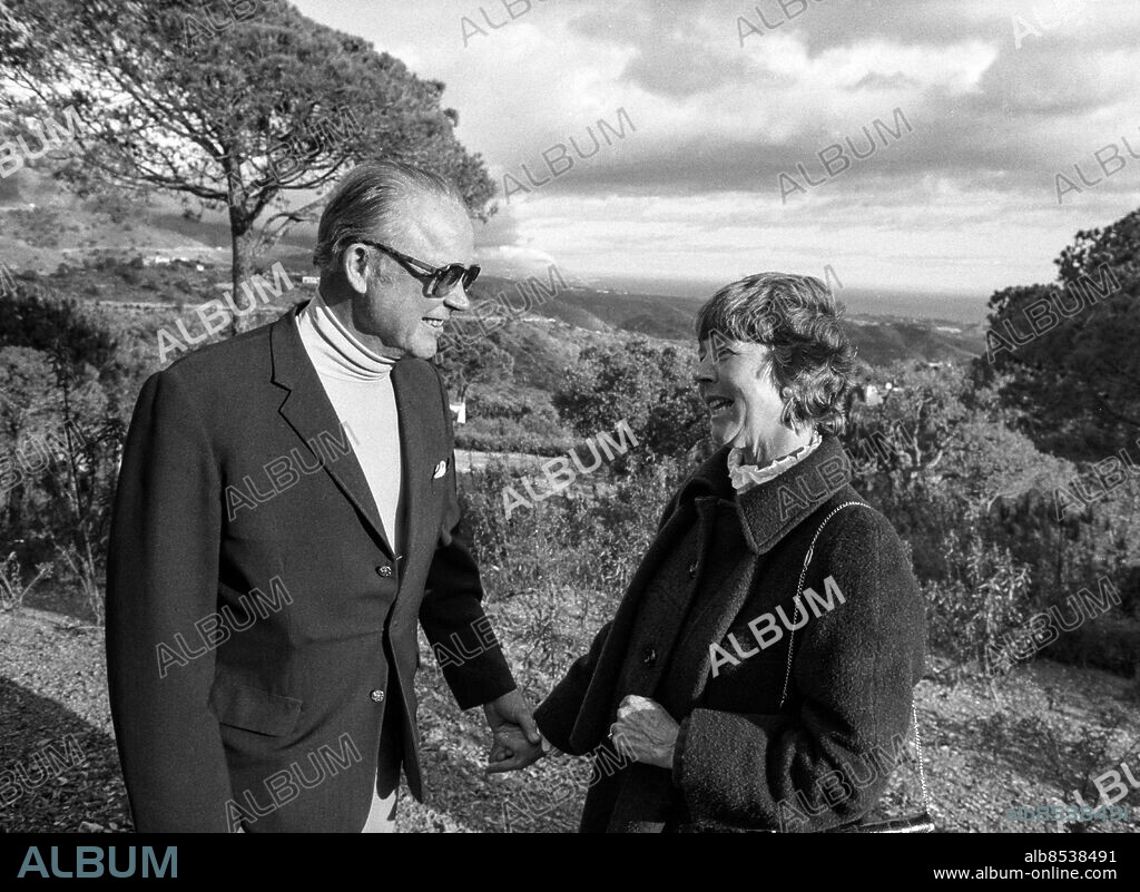 Marbella 1984-01-20. Sångerskan Alice Babs tillsammans med sin make Nils Ivar Sjöblom utanför sitt hem i Marbella . Foto: Torbjörn Andersson / EXP / TT / Kod 4 . ** AFTONBLADET OUT **.