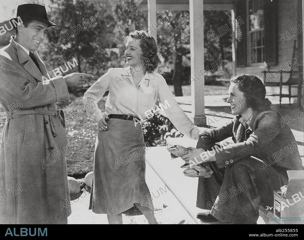 BETTE DAVIS, GERALDINE FITZGERALD and HUMPHREY BOGART in DARK VICTORY, 1939, directed by EDMUND GOULDING. Copyright WARNER BROTHERS.
