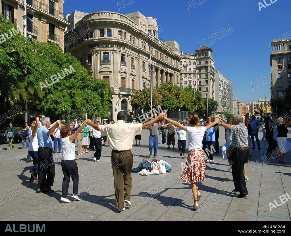 SARDANAS en la Plaza de la Catedral. BARCELONA. Cataluña.