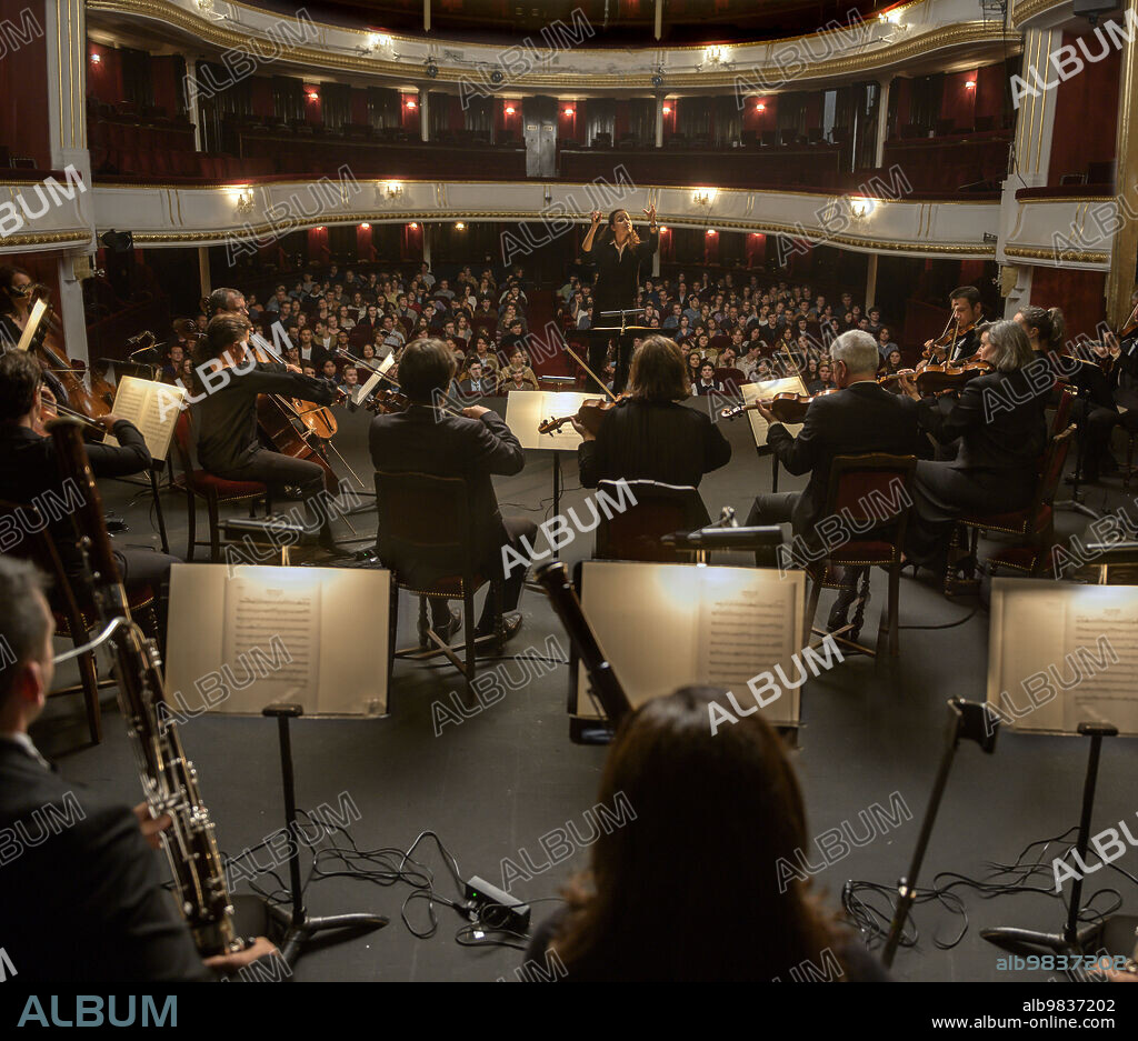 OULAYA AMAMRA en DIVERTIMENTO, 2022, dirigida por MARIE-CASTILLE MENTION-SCHAAR. Copyright FRANCE 2 CINEMA.