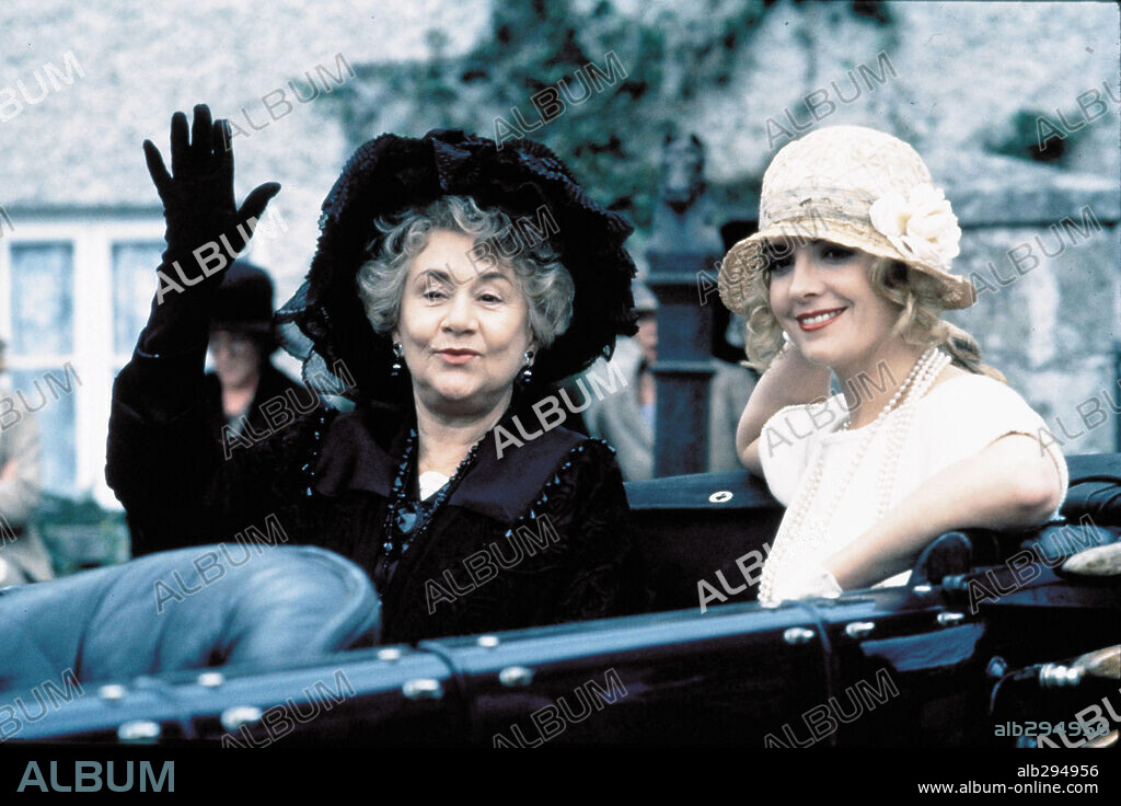 JOAN PLOWRIGHT y NATASHA RICHARDSON en EL PICO DE LAS VIUDAS, 1994 (WIDOWS' PEAK), dirigida por JOHN IRVIN. Copyright RANK.