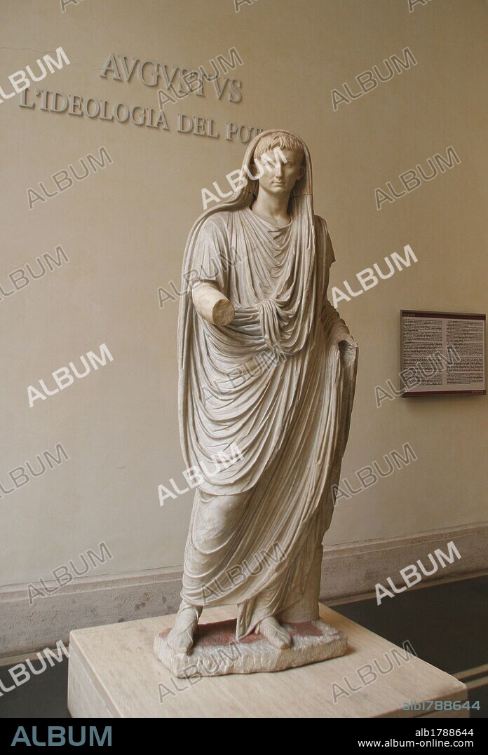 AUGUSTO, Cayo Julio Cesar Octaviano (Roma,61 a. C. -Nola,14 d. C.). Primer emperador romano e hijo adoptivo y heredero de César. Su gobierno significó toda una serie de reformas que afectó a la reorganización del Senado y a la jerarquización de las clases sociales. ESTATUA DEL EMPERADOR REPRESENTADO COMO PONTIFEX MAXIMUS. Museo Nacional Romano. Roma. Italia.