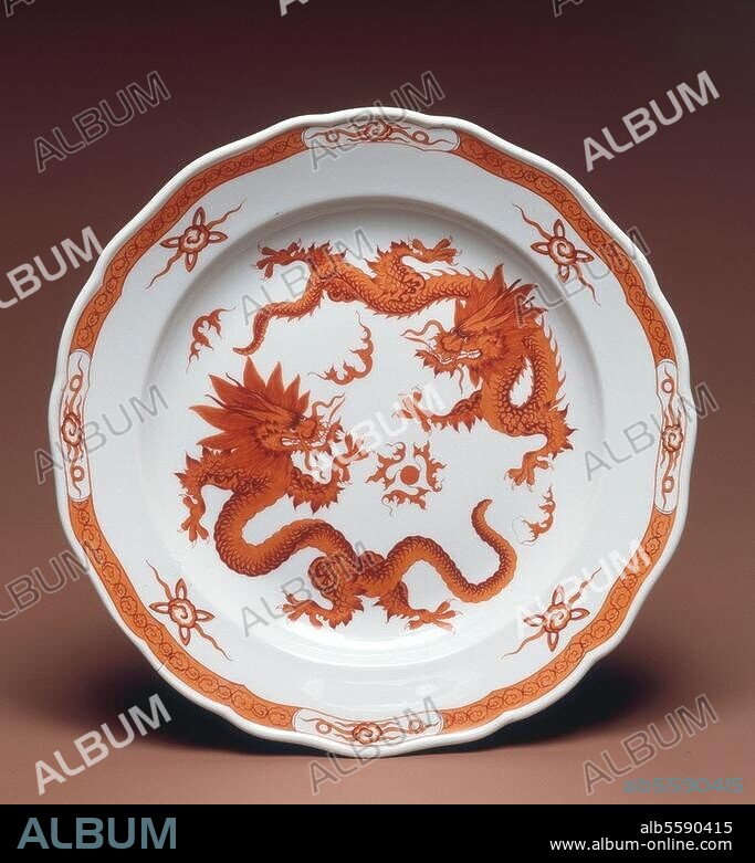 Porzellan:. Manufaktur Meißen (Sachsen), um 1745 (Modell), 1955 (Objekt). Teller mit Aufglasurmalerei "Ming-Drache, mit Kante, zwei Tiere, rot". Modelleur: Johann Joachim Kaendler (1706-1775). Bemalung 1955 von K.-H.Kindler. Durchmesser 25 cm. Meißen, Staatliche Porzellanmanufaktur.