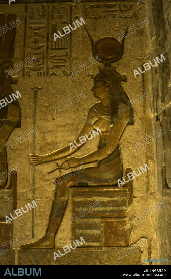 ARTE EGIPCIO. EGIPTO. TEMPLO DE HATHOR Y MAAT. Relieves con restos de policromía original. Diosa Hathor. Epoca Ptolomaica. Deir el-Medina. Valle de los Artesanos. Orilla occidental del Nilo. Zona antigua Tebas. Egipto.