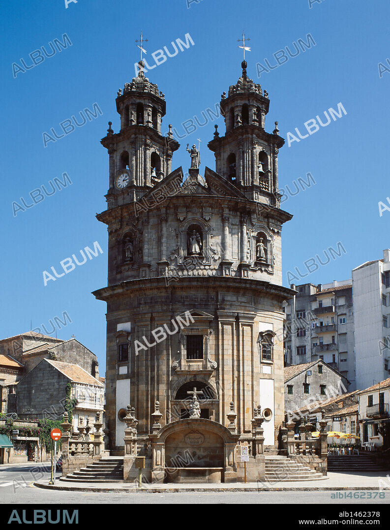 ARTE NEOCLASICO-S. XVIII. ESPAÑA. IGLESIA DE LA PEREGRINA. Construida entre 1778 y 1792 por el arquitecto Antonio SOUTO. Su planta tiene forma de concha o vieira. Detalle de la parte superior de la FACHADA, de forma convexa, con sus dos torres-campanario. PONTEVEDRA. Galicia.