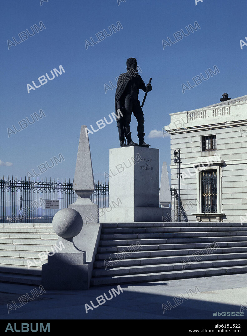 FEDERICO COULLAUT-VALERA. MONUMENTO A FELIPE II EN LA PLAZA DE LA ALMUDENA - SIGLO XX - FOTO AÑOS 70.