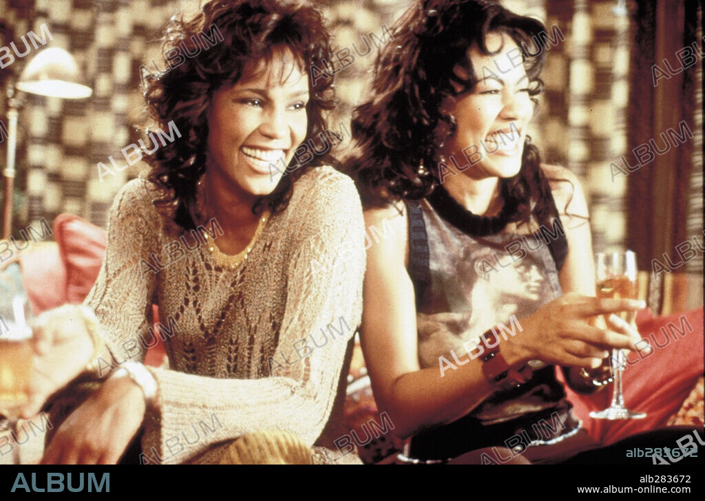LORETTA DEVINE and WHITNEY HOUSTON in WAITING TO EXHALE, 1995, directed by FOREST WHITAKER. Copyright SCHINDLER/SWERDLOW.
