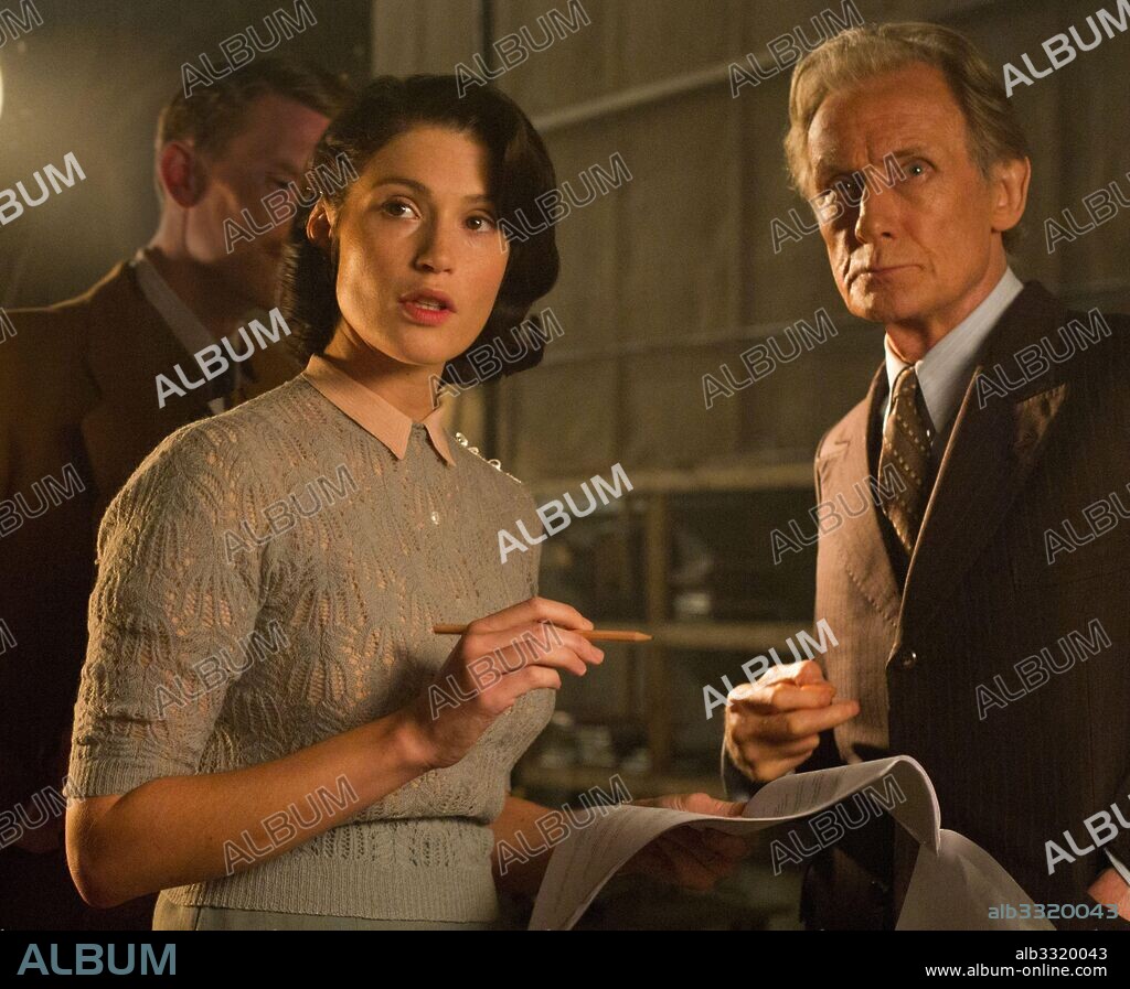 BILL NIGHY y GEMMA ARTERTON en SU MEJOR HISTORIA, 2017 (THEIR FINEST), dirigida por LONE SCHERFIG. Copyright BBC FILMS/FILM I VAST/FILMGATE/HANWAY/NUMBER9/PINEWOOD/RIPKE.