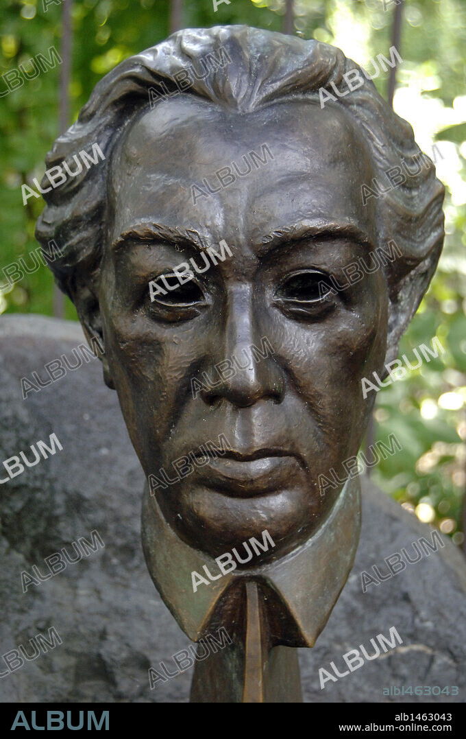 EGON WEINER (1906-1987). AMERICAN SCULPTOR.. Frank Lloyd Wright (1867-1959). American architect. Monument to Wright, by sculptor Egon Weiner (1906-1987), 1981. Bust detail. Austin Gardens. Oak Park (near Chicago). State of Illinois. United States.
