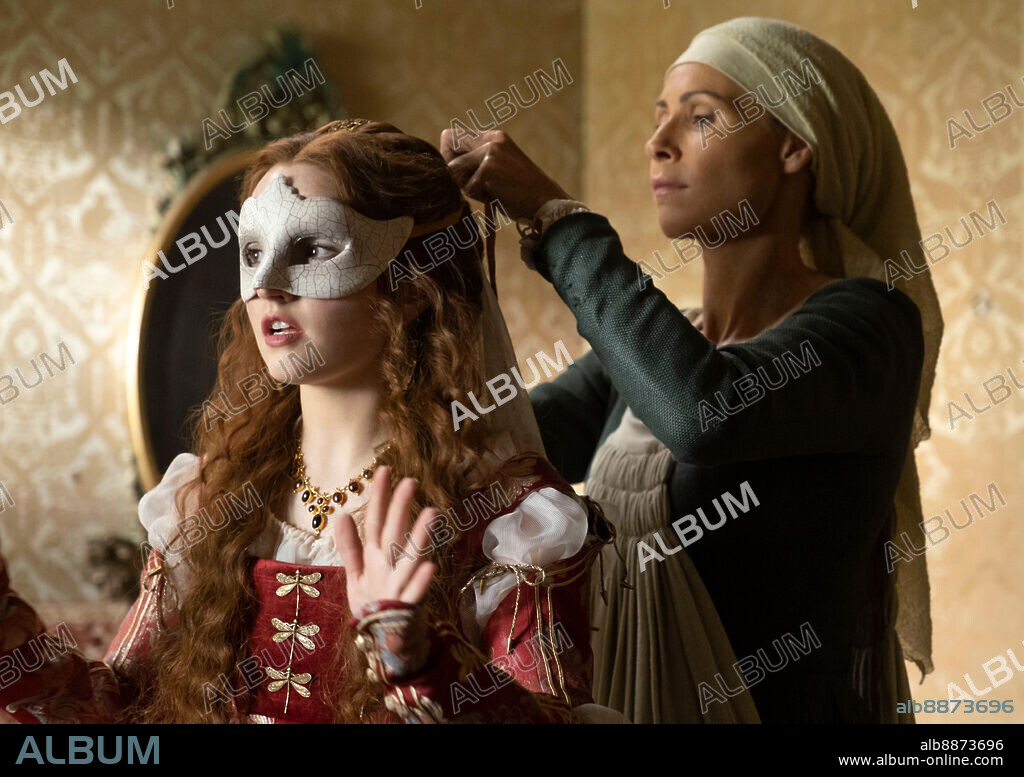 KAITLYN DEVER and MINNIE DRIVER in ROSALINE, 2022, directed by KAREN MAINE. Copyright 20TH CENTURY STUDIOS.