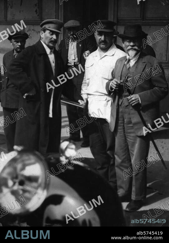 Stalin, Josef; sowjet. Politiker. 1879-1953. Auf der 16. Parteikonferenz der KPdSU, April 1929: Stalin (links) beim Verlassen des Großen Theaters mit Grigorij K. Ordschonikidse (Mitte) und Michail I. Kalinin (rechts). Foto.