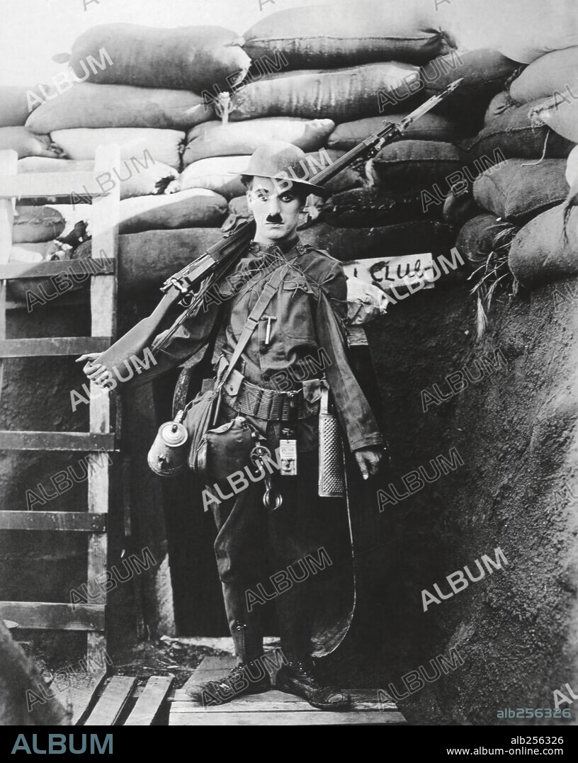 CHARLIE CHAPLIN en ARMAS AL HOMBRO! (SHOULDER ARMS, 1918), dirigida por CHARLES CHAPLIN. Copyright FIRST NATIONAL.