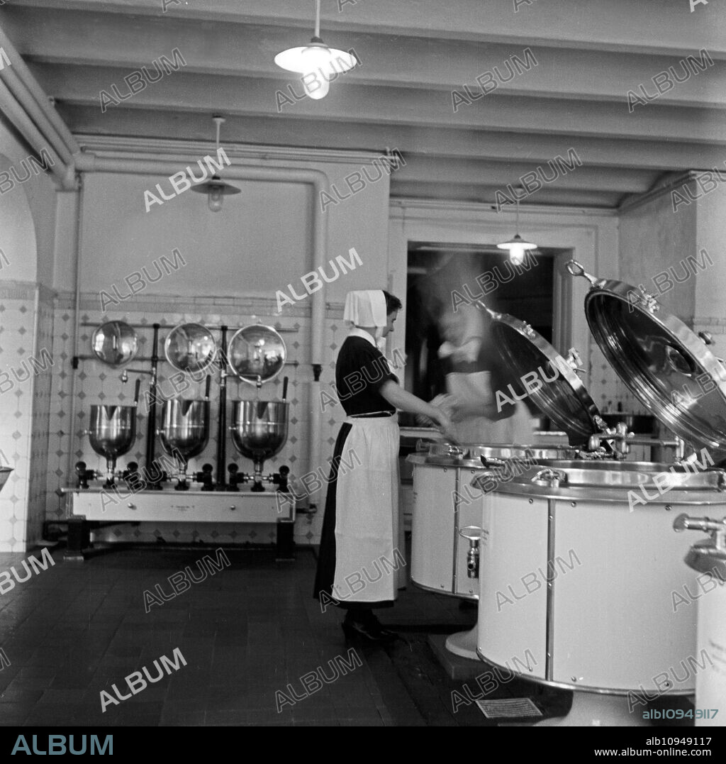 Two sisters at the laundry of the Red Cross hospital at Munich, Germany 1930s.