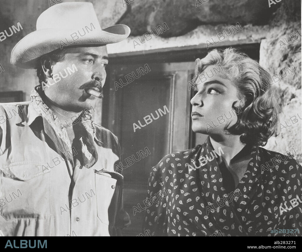 SIMONE SIGNORET y TITO JUNCO en LA MUERTE EN ESTE JARDÍN, 1956 (LA MORT EN CE JARDIN), dirigida por LUIS BUÑUEL. Copyright PRODUCCIONES TEPEYAC.