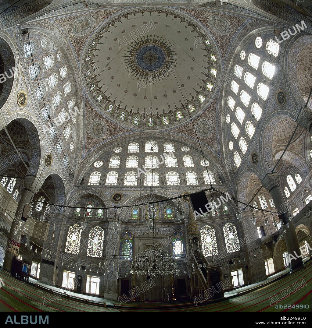 MIMAR SINAN. ARTE ISLAMICO-ESTILO OTOMANO. TURQUIA. MIHRIMAH CAMII o MEZQUITA DE LAS DOSCIENTAS VENTANAS (1562-1565). Mezquita imperial proyectada por SINAN para Mihrimah, hija de Solimán el Magnífico. Vista general de la SALA DE ORACIONES, la cual parece mayor a causa de la abundante luz procedente de sus doscientas ventanas. ESTAMBUL.