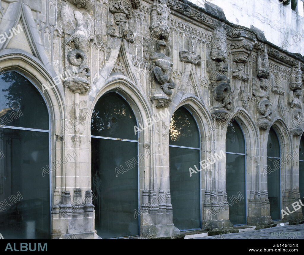 ARTE GOTICO. ESPAÑA. COVACHAS de la Cuesta de Belén. Vista parcial de esta obra del sglo XV en la que se resalta la fachada de ARCOS OJIVALES, verdadera filigrana de orfebrería en piedra. SANLUCAR DE BARRAMEDA. Provincia de Cádiz. Andalucía.