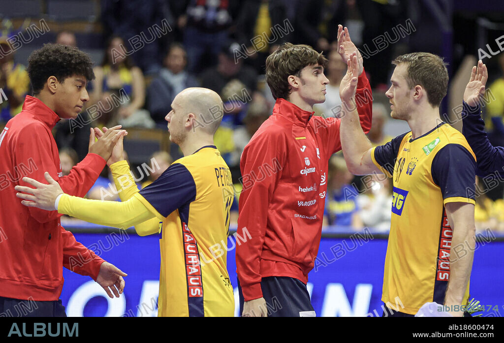 The teams thank each other after the game. Here Spain's Pablo Urdangarín de Borbón has just thanked Sweden's Felix Claar (R) after Thursday's international handball training match between Sweden and Spain at Saab Arena in Linköping, Sweden 30 October 2025. Photo: Pär Bäckström / TT / Code 11900.