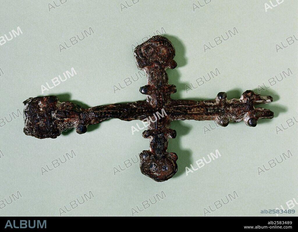 EPOCA VISIGODA. HEBILLA EN BRONCE en forma de cruz. Procedente de Salamanca (Castilla-León, España). Museu Episcopal de Vic. Provincia de Barcelona. Comarca de Osona. Cataluña.