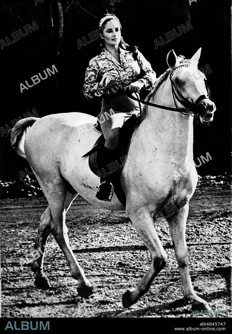 Elizabeth taylor on horse, 1960.