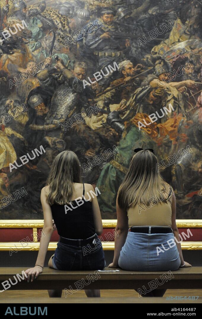 Museo Nacional de Varsovia. Chicas jóvenes contemplando un cuadro en el interior del museo. Polonia.