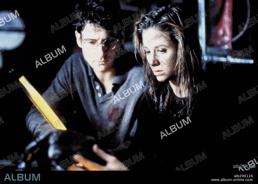 JEREMY NORTHAM et MIRA SORVINO dans MIMIC, 1997, réalisé par GUILLERMO DEL TORO. Copyright MIRAMAX.