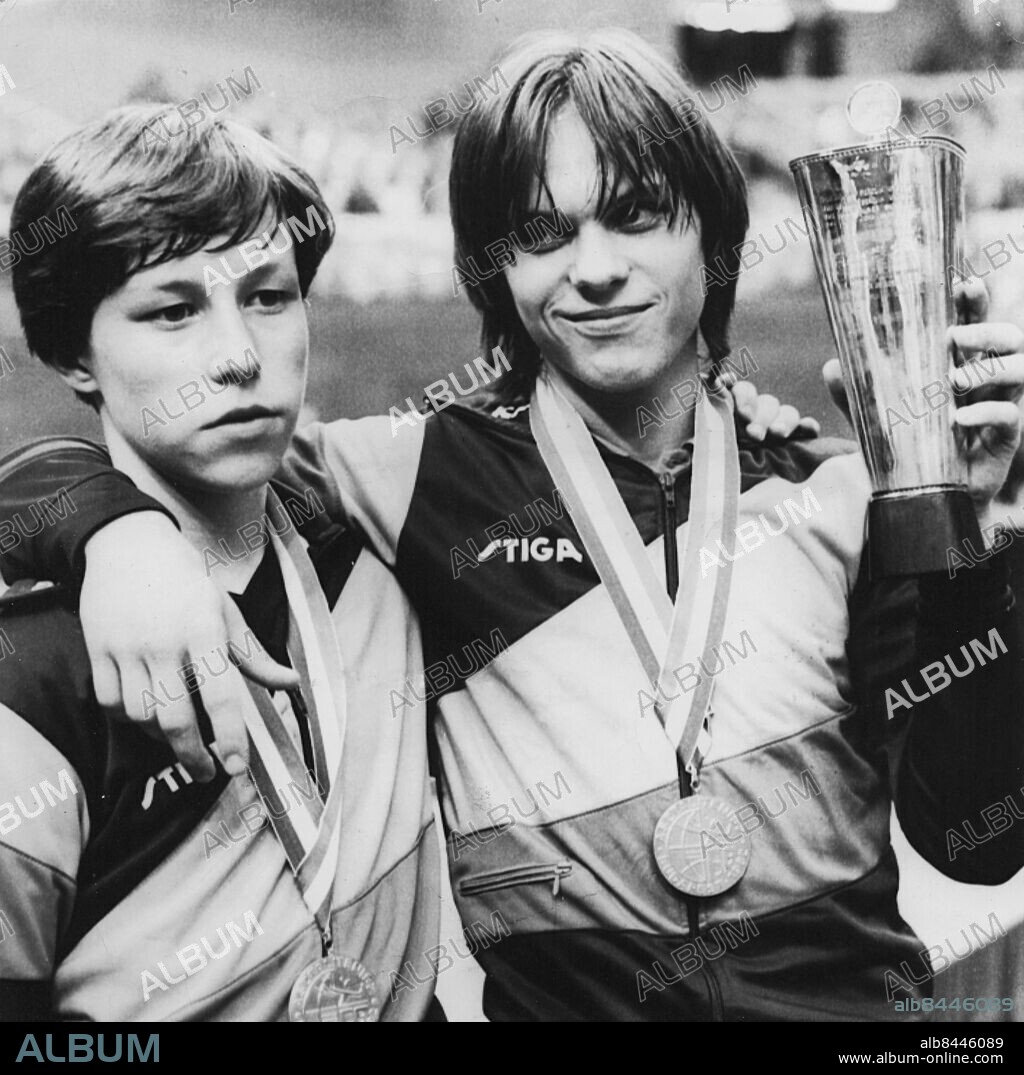 ARKIV 1982-04-25. Svenska bordtennislandslagets Mikael Appelgren (th) håller om sin antagonist Jan-Ove Waldner med EM-pokalen i handen som Europamästare i herrsingel efter att ha besegrat Waldner i finalen vid bordtennis-EM i Budapest 25 maj 1982.. Foto: Pressens Bild / SCANPIX / Kod: 190.