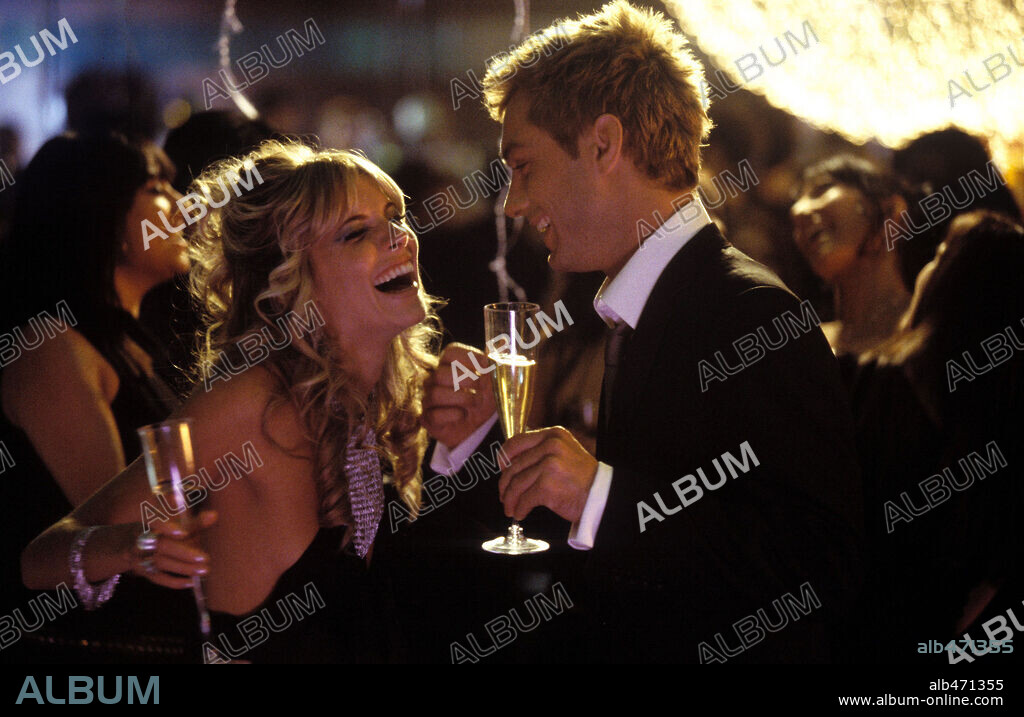 JUDE LAW and SIENNA MILLER in ALFIE, 2004, directed by CHARLES SHYER. Copyright PARAMOUNT PICTURES / APPLEBY, DAVID.