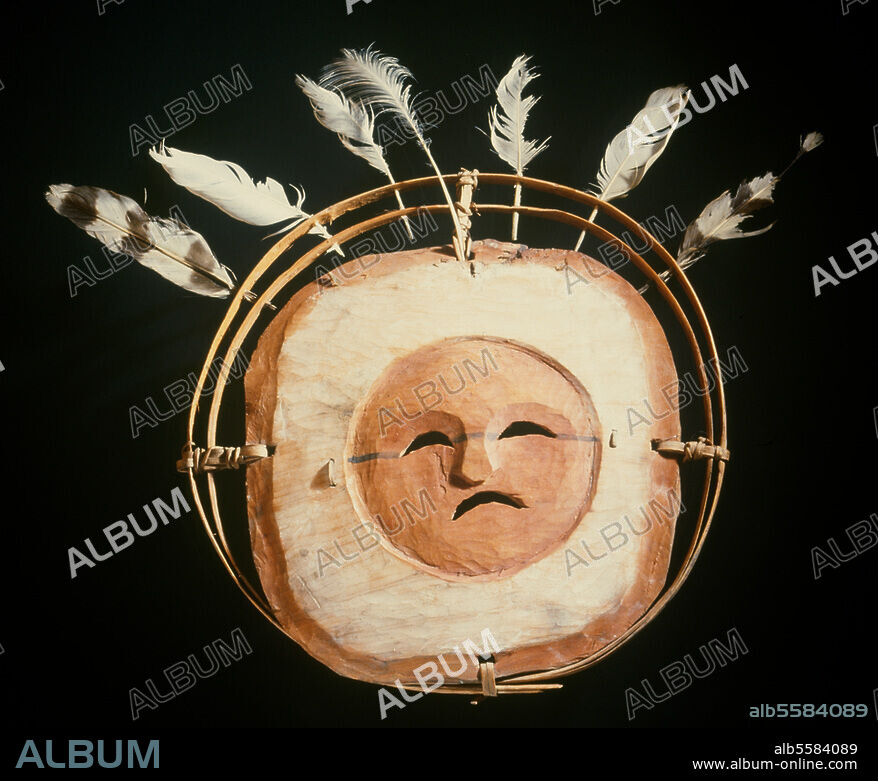 Art / Art inuit (esquimau). Masque. (Le visage au centre symbolise "l'esprit de la lune" ; le contour, "l'esprit de l'air" ; les cercles extérieurs, le cosmos ; les plumes, les étoiles). Ouest de l'Alaska. Washington, Smithsonian Institution.