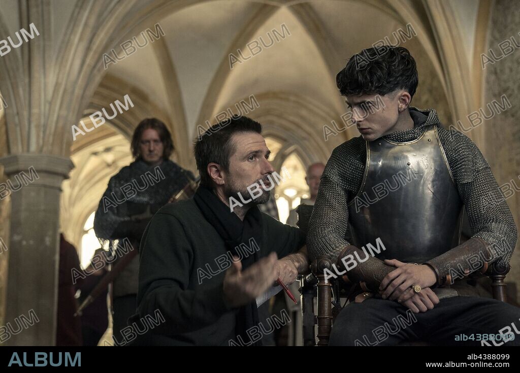 DAVID MICHOD y TIMOTHEE CHALAMET en THE KING, 2019, dirigida por DAVID MICHOD. Copyright BLUE-TONGUE FILMS/NETFLIX/PLAN B ENT/PIONEER STIKING/PORCHLI.