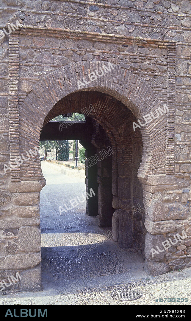 PARTE INFERIOR VISTA DESDE FUERA DE LA PUERTA ANTIGUA DE BISAGRA - SIGLO X.