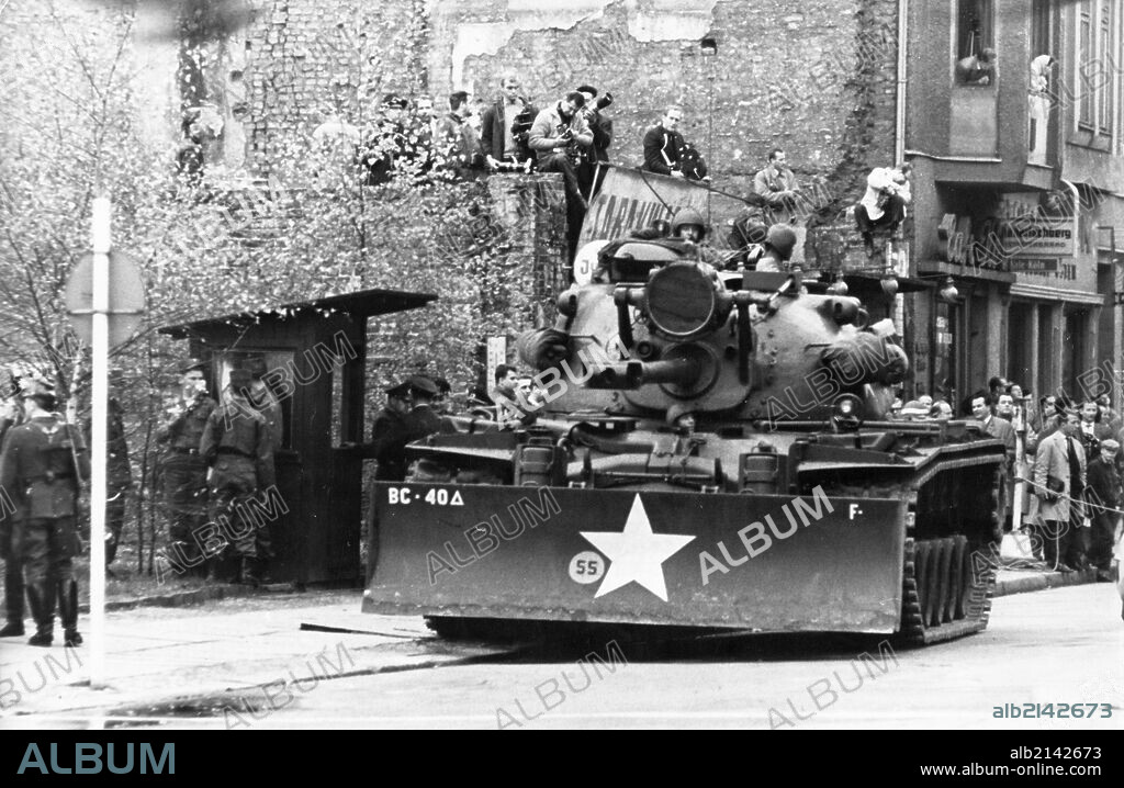 Repeatedly, the u, s, -ultras in west berlin threatened the security of the gdr population in the capital with open provocation, american tanks are stationed at the border crossing point in friedrich strasse and have directed their guns against democratic berlin, the latest news shows how important the german peace treaty and a demilitarized, neutral free town of west berlin is, october 1961.