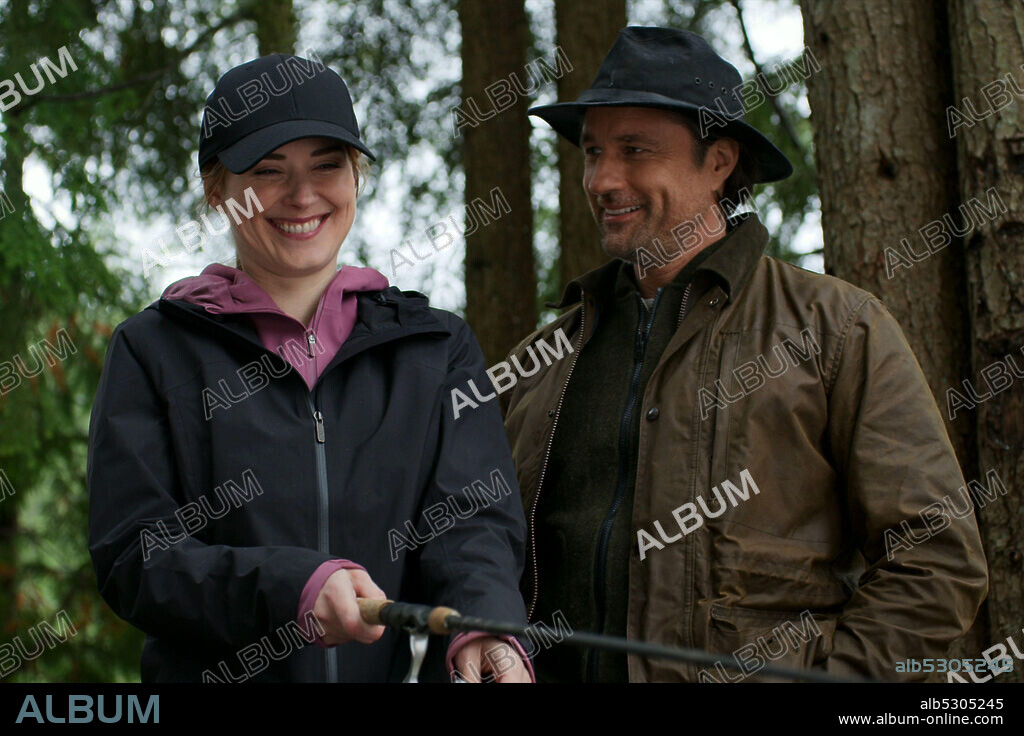 ALEXANDRA BRECKENRIDGE y MARTIN HENDERSON en UN LUGAR PARA SOÑAR, 2019 (VIRGIN RIVER), dirigida por ANDY MIKITA, GAIL HARVEY, MARTIN WOOD y TIM MATHESON. Copyright Reel World Management.