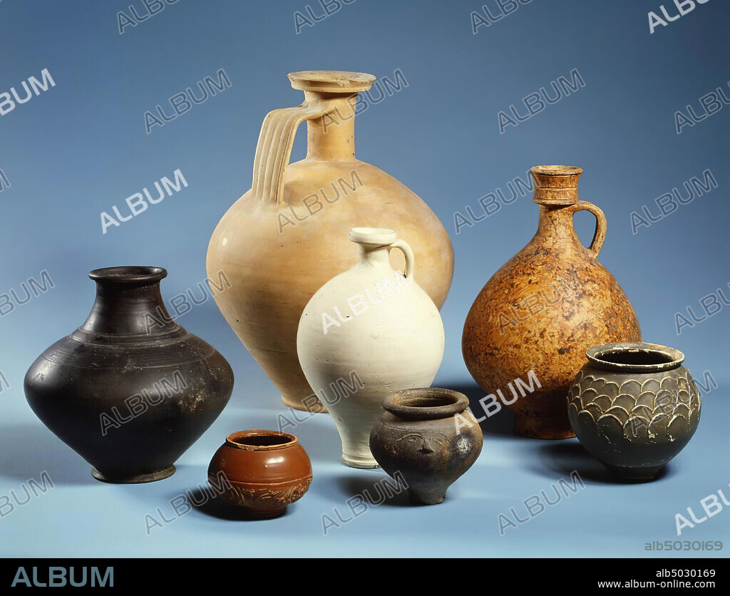 Roman bottle-shaped terra-nigra urn with convex belly of the Hofheim type 120B. Superficially pressed rings as decoration around the neck, crockery, vase, pottery, h: 19.3 cm, roman 1-25 AD, Netherlands, Gelderland, Nijmegen, Nijmegen, Hunnerberg.