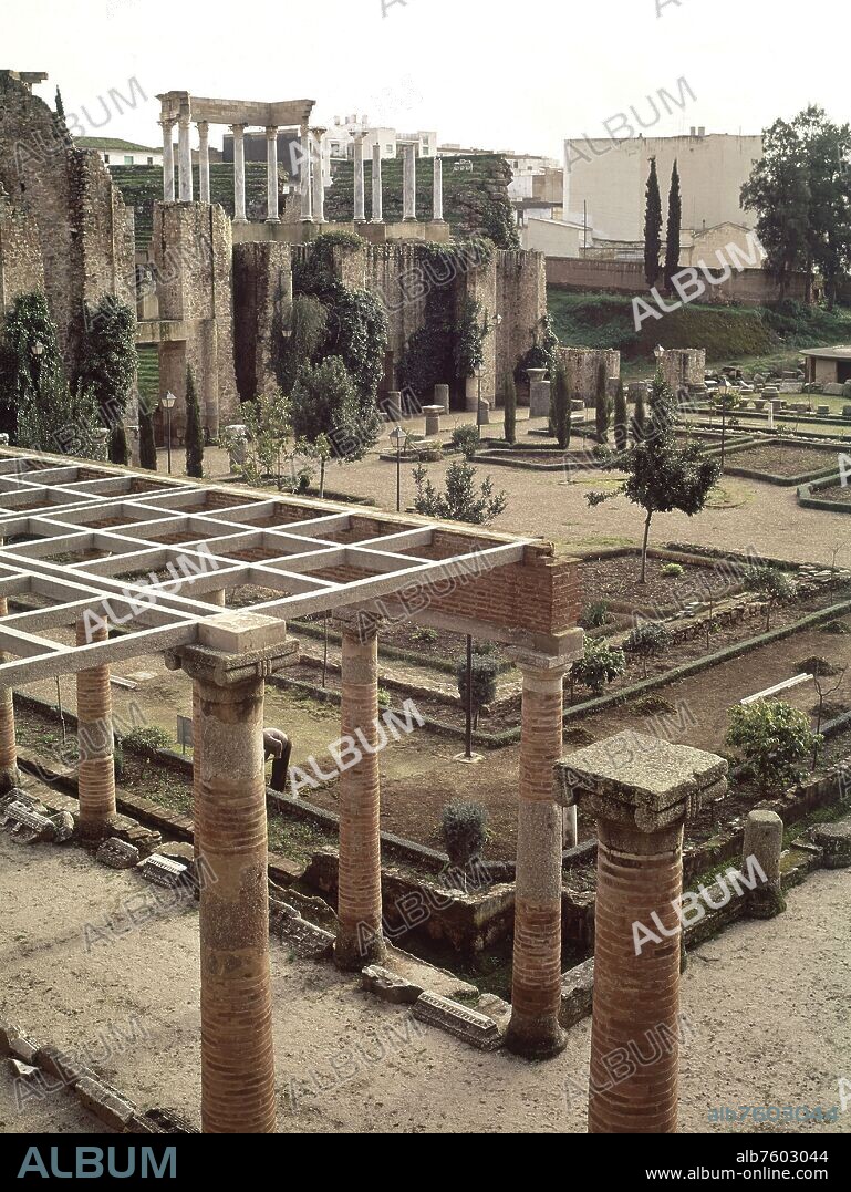 PERISTILO DEL TEATRO ROMANO DE MERIDA CONSTRUIDO EN LOS AÑOS 15 Y 16 AC.