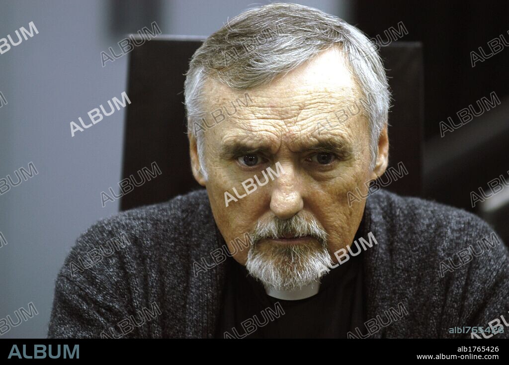 DENNIS HOPPER en 9 EXTRAÑOS, 2005 (HOUSE OF 9), dirigida por STEVEN R. MONROE. Copyright BAUER MARTINEZ STUDIOS.