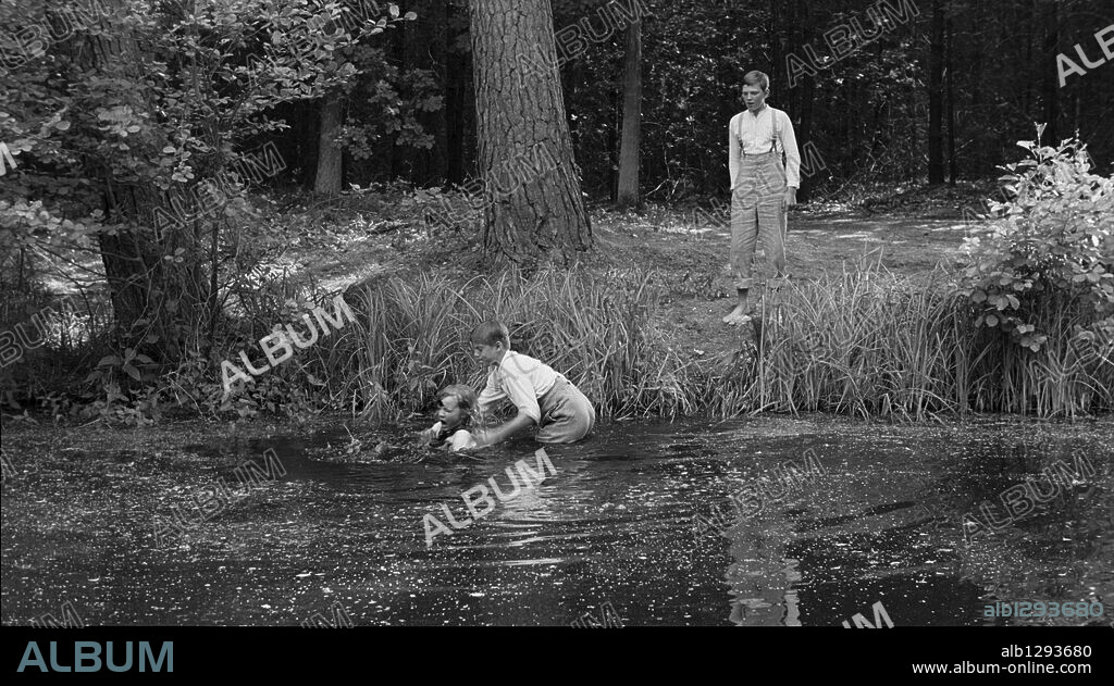 ENNO TREBS, FION MUTERT und THEO TREBS in DAS WEISSE BAND, 2009, unter der Regie von MICHAEL HANEKE. Copyright LES FILMS DU LOSANGE/WEGA FILM/X-FILME CREATIVE POOL.