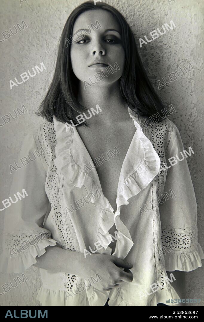 POSADO LA ACTRIZ Y CANTANTE ANA BELEN (MARIA PILAR CUESTA).