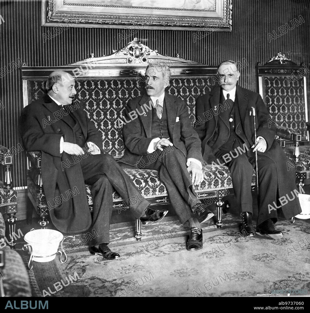 1911. Nuevo alcalde de Barcelona. Conferencia Celebrada entre el nuevo alcalde Sr. Sostres Rey (1) y el gobernador civil Sr. Portela (2) con asistencia del secretario del ayuntamiento Sr. Gómez Castillo (3). Foto Arija.