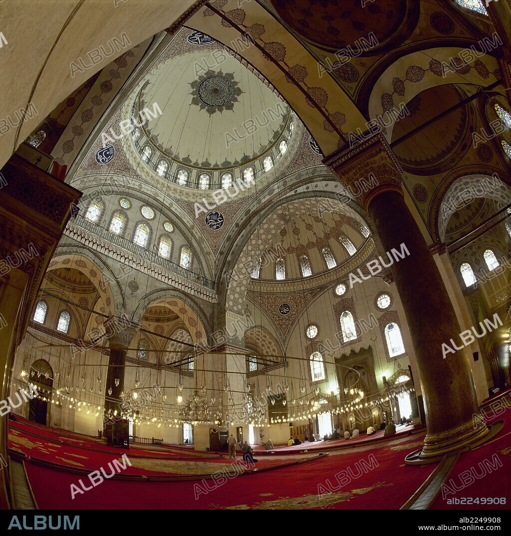 ARTE BIZANTINO-ESTILO OTOMANO. TURQUIA. BEYAZIT CAMII. Una de las mezquitas más antiguas de la ciudad. Construida entre 1501-1506 por el arquitecto YAKUB-SAHBIN SULTAN, por orden del sultán BEYAZIT II (1481-1512) o BAYACETO II. Vista general de la SALA DE LAS ORACIONES, de planta cuadrada y dividida en tres naves. ESTAMBUL.