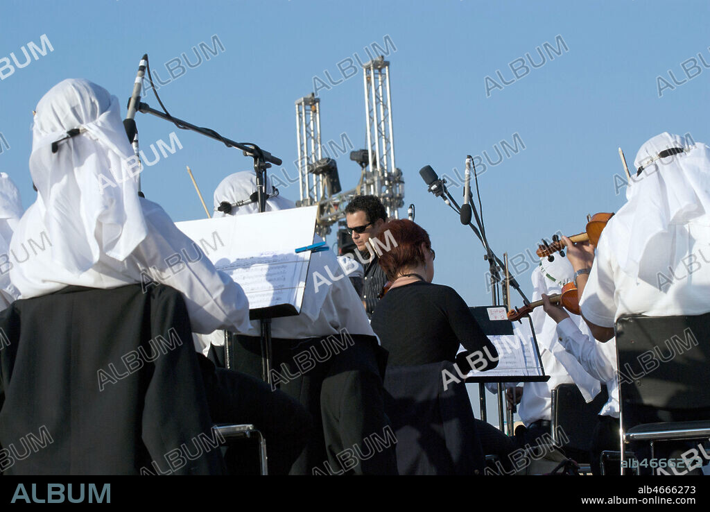 Concert du groupe de rap IAM avec l'orchestre de Nayel NAGUI aux pieds des Pyramides le vendredi 14/03/2008 en Egypte. Credit: Boistesselin/KHARBINE-TAPABOR.