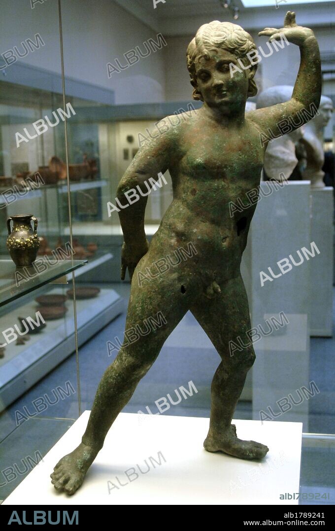 ARTE ROMANO. ITALIA. S. I d. C. Estatua de bronce de un NIÑO, QUIZA CUPIDO, BAILANDO. Realizada entre los años 10-11 d. C. Posiblemente proceda de Foggia. Museo Británico. Londres. Inglaterra. Reino Unido.