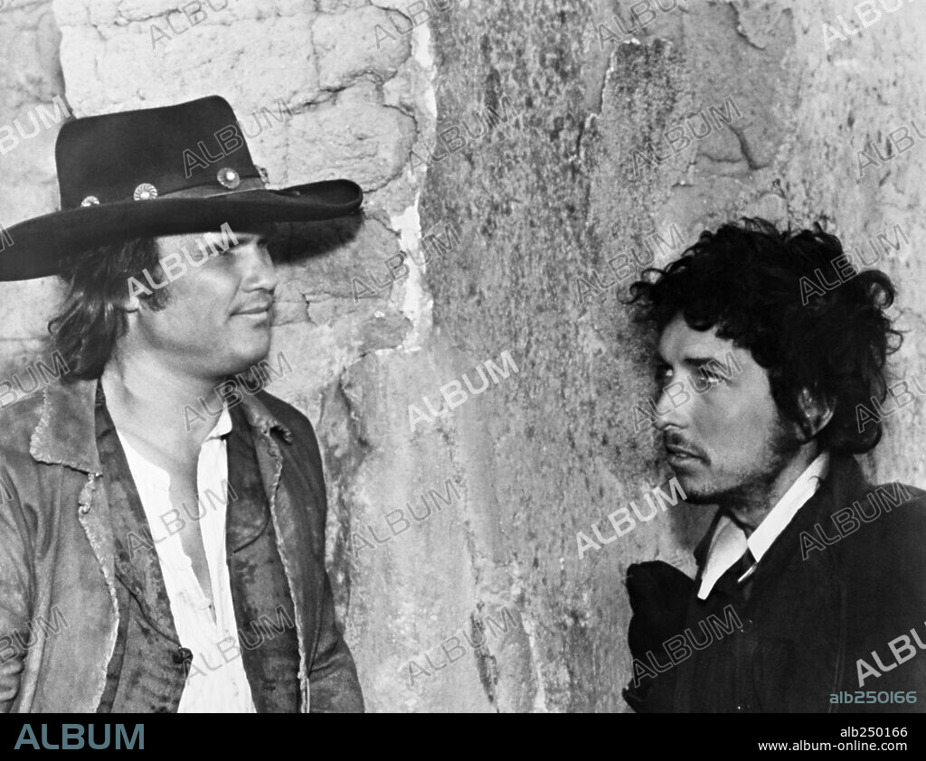 BOB DYLAN and KRIS KRISTOFFERSON in PAT GARRET AND BILLY THE KID, 1973, directed by SAM PECKINPAH. Copyright M.G.M.