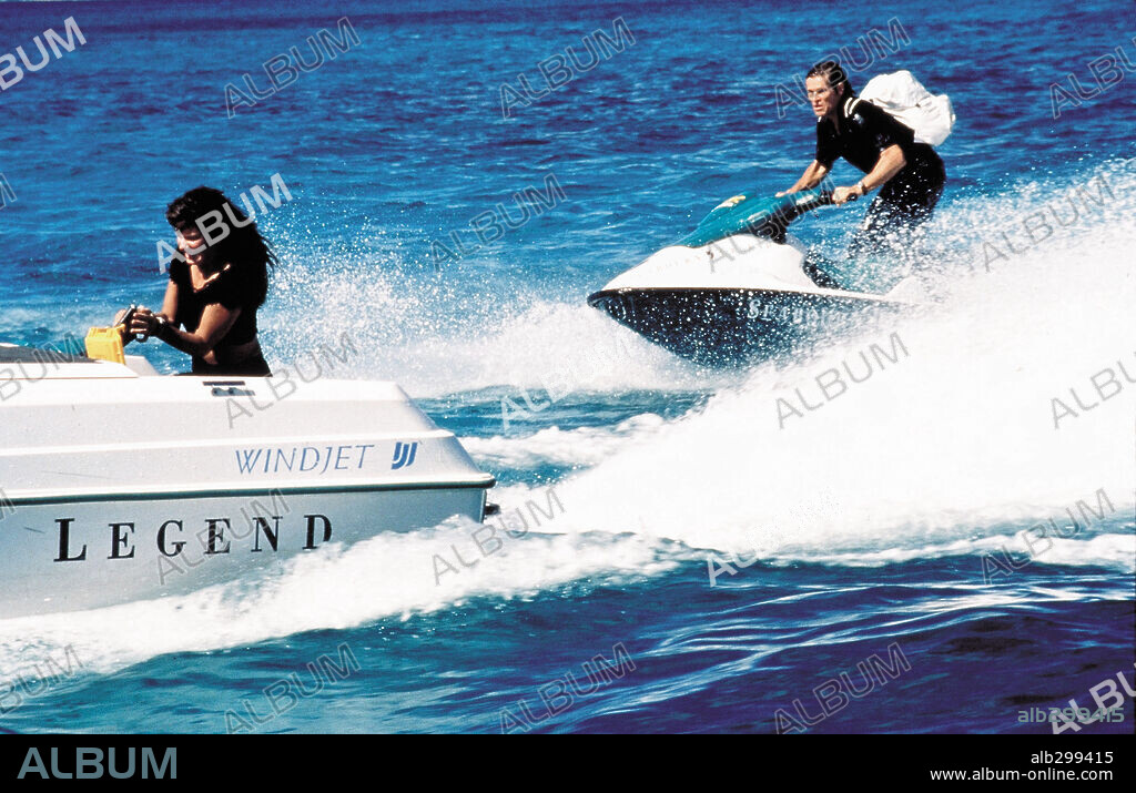 SANDRA BULLOCK and WILLEM DAFOE in SPEED 2: CRUISE CONTROL, 1997, directed by JAN DE BONT. Copyright 20TH CENTURY FOX.