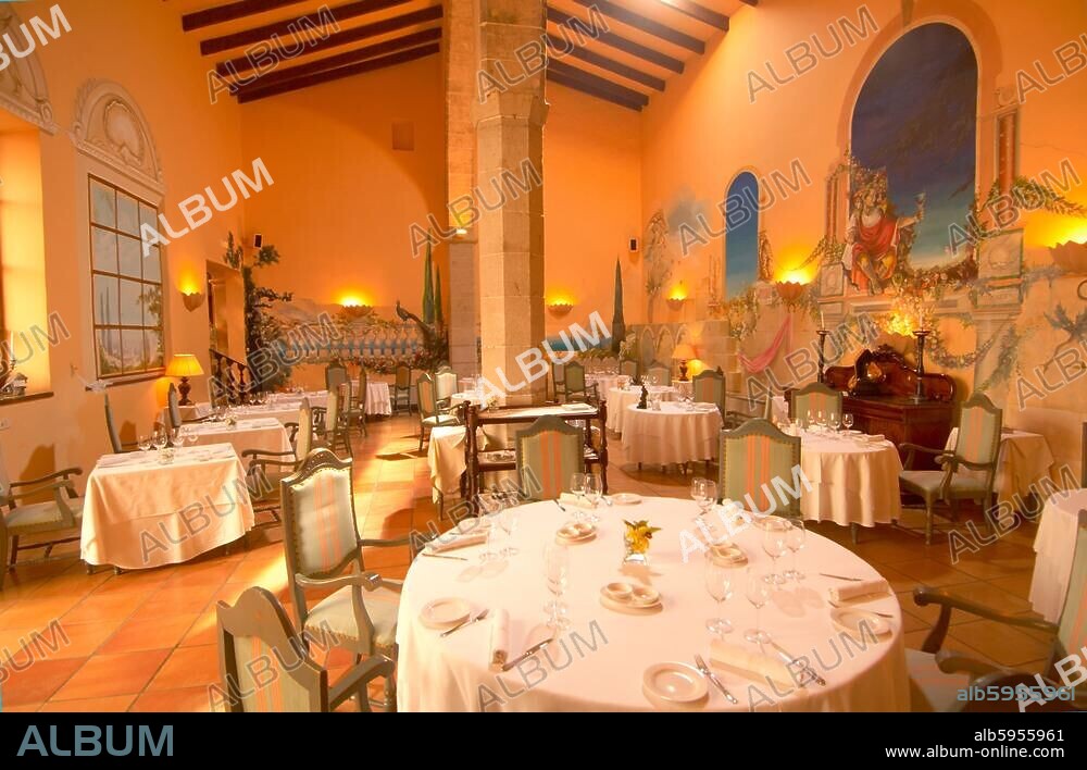 Spanien, Mallorca, Santa Maria del Cami, Restaurant im Read`s Hotel.