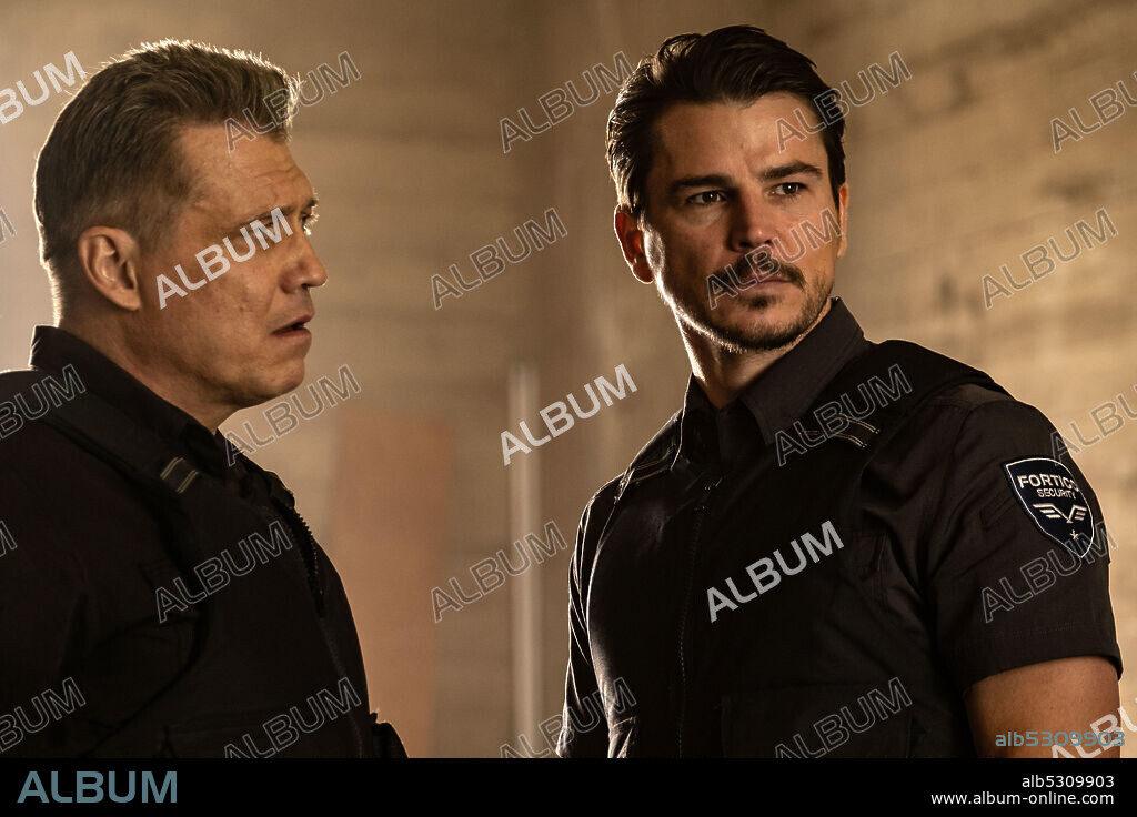 HOLT MCCALLANY and JOSH HARTNETT in WRATH OF MAN, 2021, directed by GUY RITCHIE. Copyright Metro-Goldwyn-Mayer (MGM).